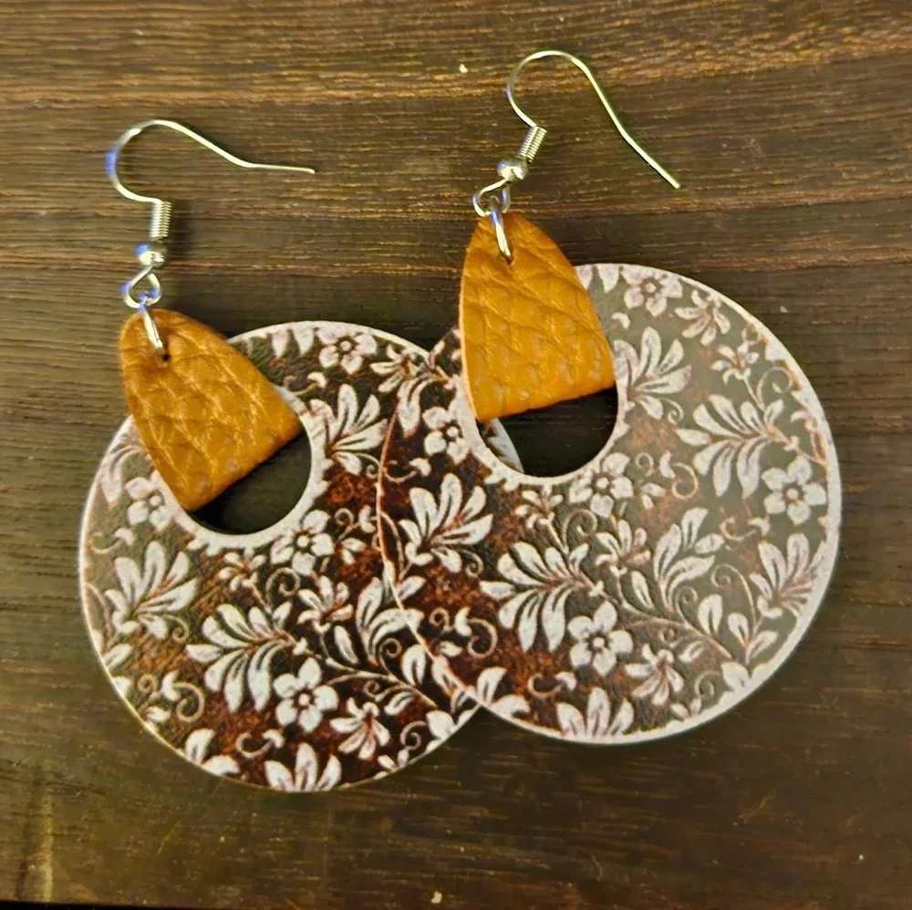 Wooden earrings with flower pattern - Picture 2 of 2